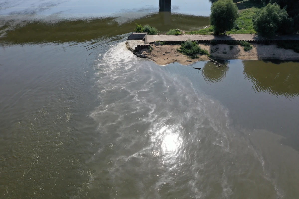 Fala ścieków, spływająca Wisłą od Warszawy, po awarii kolektorów tamtejszej oczyszczalni "Czajka", dotarła w piątek przed południem do Płocka. Obecnie nie ma zagrożenia dla mieszkańców tego miasta - poinformował dyrektor wydziału zarządzania kryzysowego w płockim Urzędzie Miasta Jan Piątkowski.