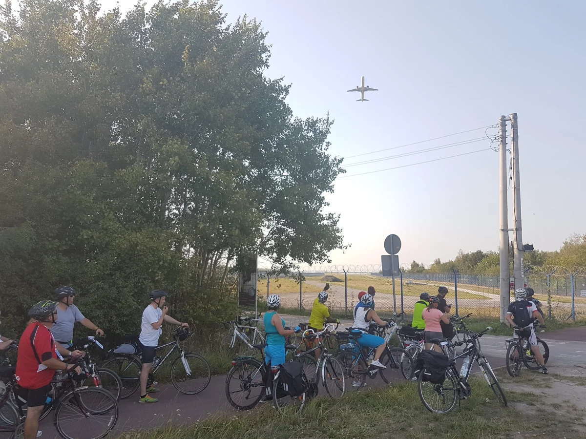 30 rowerzystów z Powiśla Dąbrowskiego przemierza trasę z Gręboszowa w powiecie Dąbrowa Tarnowska na Westerplatte. Gręboszów to rodzinna wieś mjr Henryka Sucharskiego. 