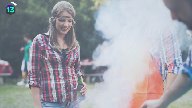 Grill to bardzo przyjemny pomysł na ogrodową imprezę. Niestety naukowcy znowu nie mają dobrych wieści dla miłośników pieczonych kiełbasek. Podczas grillowania powstają szkodliwe, rakotwórcze wielopierścieniowe węglowodory aromatyczne (WWA). Związki te tworzą się także podczas spalania odpadów, palenia tytoniu i są obecne w spalinach samochodowych, więc wnioski nasuwają się same.