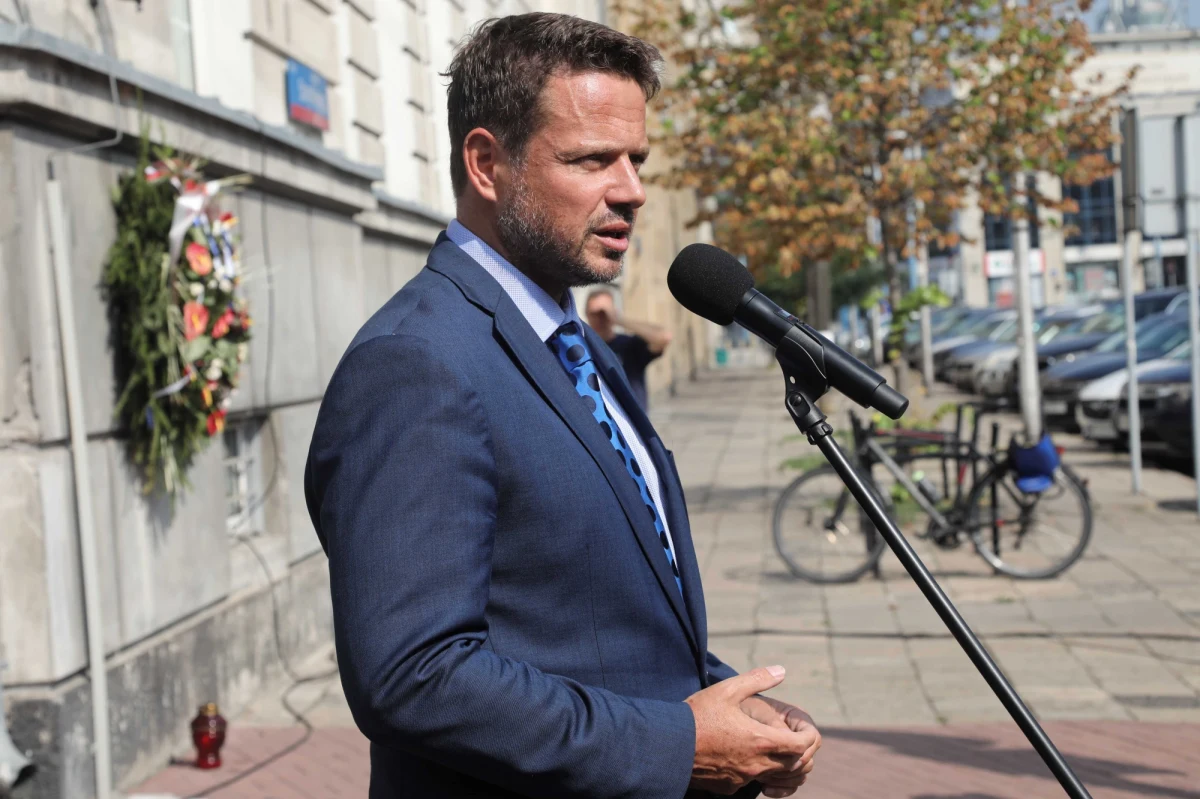 "Trzeba zrobić wszystko, by to zagrożenie było jak najmniejsze, ale nie straszyć, nie powodować paniki. Mamy sytuację poważną, ale nie zagrażającą życiu i zdrowiu ludzi" – powiedział po posiedzeniu sztabu kryzysowego prezydent stolicy Rafał Trzaskowski. Było ono poświęcone awarii układu przesyłowego ścieków. Wcześniej Trzaskowski uczestniczył w posiedzeniu sztabu kryzysowego w Kancelarii Prezesa Rady Ministrów, na którym władze samorządowe i rządowe rozmawiały o sposobie naprawy awarii.