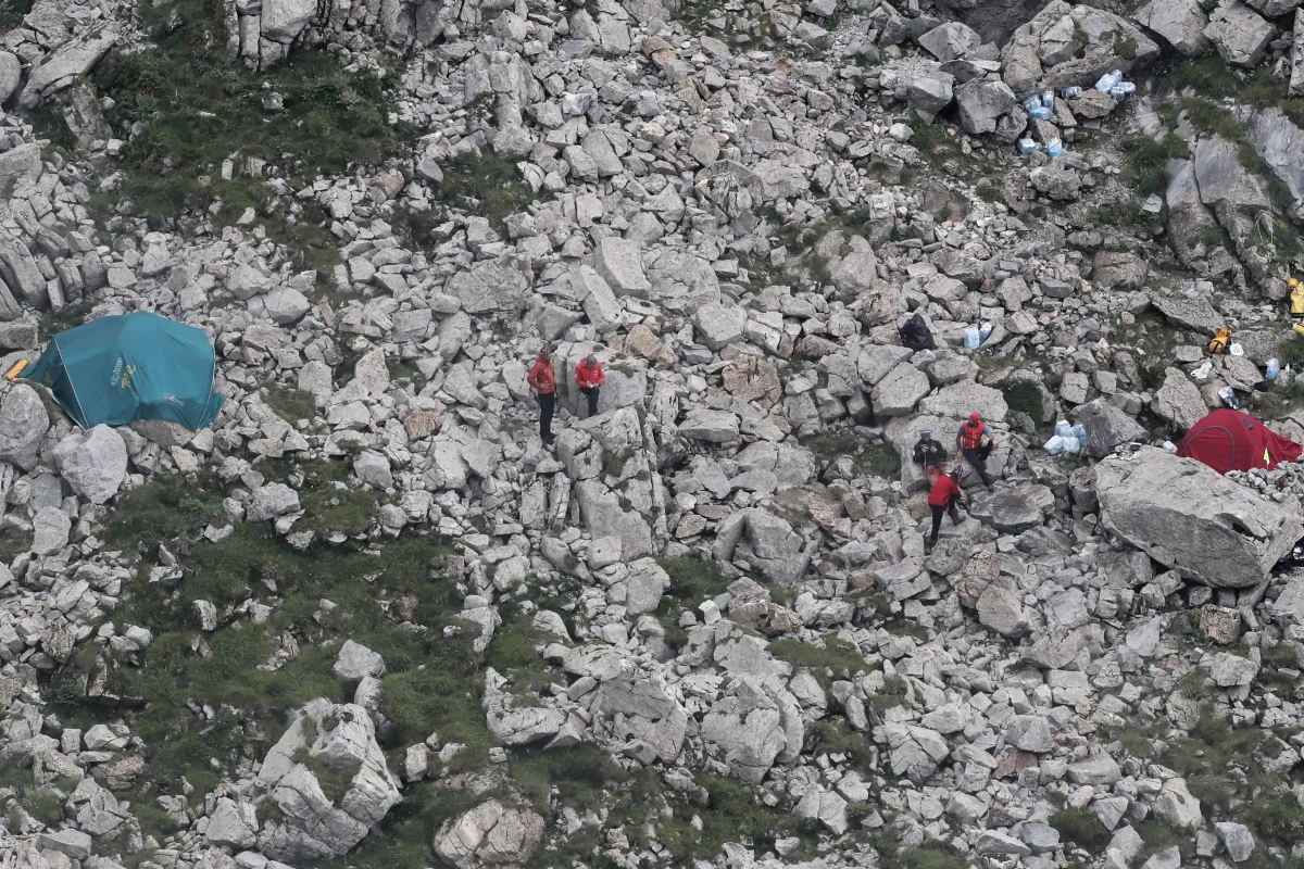Ratownicy Tatrzańskiego Ochotniczego Pogotowia Ratunkowego dotarli do ciał obu grotołazów, którzy z powodu przyboru wody utknęli w jaskini Wielkiej Śnieżniej w Tatrach. Znajdują się one w miejscu, które było wcześniej wskazywane. 