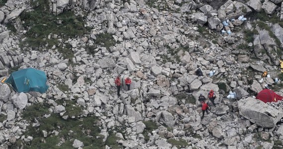 Ratownicy Tatrzańskiego Ochotniczego Pogotowia Ratunkowego dotarli do ciał obu grotołazów, którzy z powodu przyboru wody utknęli w jaskini Wielkiej Śnieżniej w Tatrach. Znajdują się one w miejscu, które było wcześniej wskazywane. 