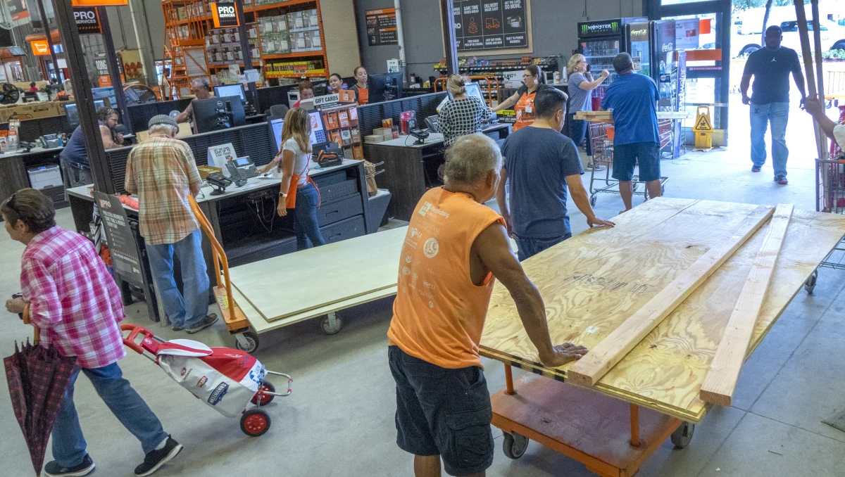 Huragan Dorian zbliża się w kierunku Florydy. Według przewidywań, uderzy w nocy z poniedziałku na wtorek. Siłę huraganu podniesiono w piątek do kategorii trzeciej, ale jeszcze przed tym mieszkańcy wybrzeży zaczęli szykować się do ewakuacji.