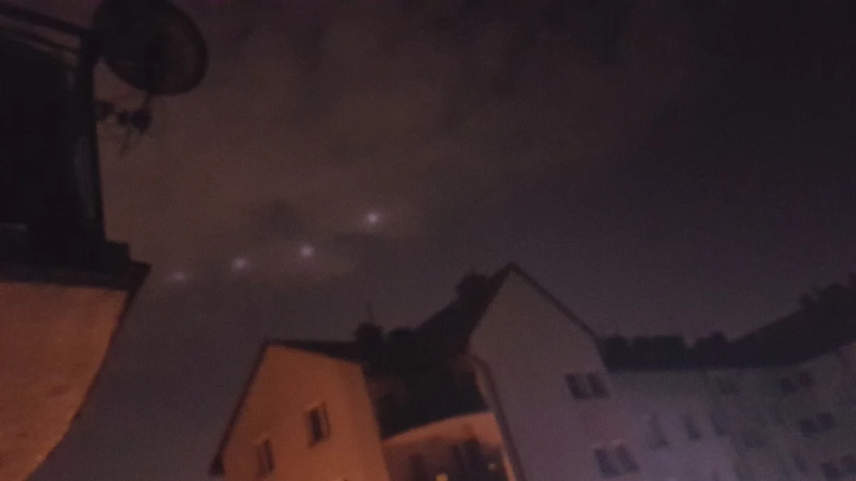 "Niebo nad Krakowem. Cztery Księżyce?" - takiego maila dostaliśmy o poranku na Gorącą Linię RMF FM. Nasz słuchacz załączył niezwykłe zdjęcie. 