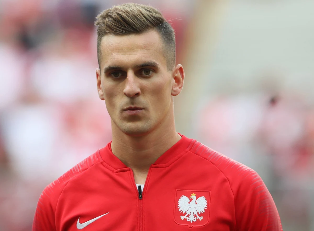 Arkadiusz Milik nie przyjedzie na rozpoczynające się w niedzielę zgrupowanie piłkarskiej reprezentacji Polski przed meczami eliminacji mistrzostw Europy. Taką informację przekazał rzecznik Polskiego Związku Piłki Nożnej Jakub Kwiatkowski. Jak wyjaśnił, napastnik Napoli ma kłopoty zdrowotne.