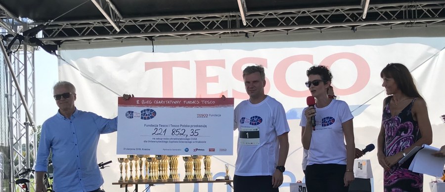 Za nami 8. Bieg Charytatywny Fundacji Tesco. Ponad 3600 osób pobiegło, by pomóc najmłodszym. Celem tegorocznego biegu było pozyskanie środków na zakup ultradźwiękowego noża do usuwania tkanek nowotworowych o nazwie CUSA dla Uniwersyteckiego Szpitala Dziecięcego w Krakowie-Prokocimiu.