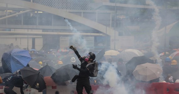 Policja w Hongkongu użyła w sobotę gazu łzawiącego i armatek wodnych w starciach, do których doszło po zablokowaniu części głównych ulic przez kilkusetosobową grupę protestujących. Jest to już 13. z rzędu weekend antyrządowych demonstracji w tym mieście.
