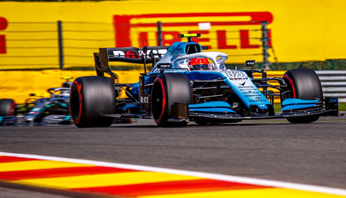 Na początku kwalifikacji do wyścigu Formuły 1 o Grand Prix Belgii doszło do awarii bolidu Robert Kubicy. Po tym, jak zpalił się silnik, rywalizacja została przerwana. Polak samodzielnie opuścił bolid, a ogień ugasiły służby techniczne.
