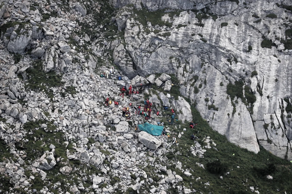 Ratownicy Tatrzańskiego Ochotniczego Pogotowia Ratunkowego rozpoczęli transport ciał grotołazów, którzy utknęli w ciasnym, nieznanym dotąd korytarzu Jaskini Wielkiej Śnieżnej w Tatrach. Jak poinformował ratownik dyżurny TOPR Marcin Józefowicz, udało się przetransportować ciała z miejsca znalezienia poszerzanym odcinkiem do tzw. Białej Wody. Transport był bardzo utrudniony z uwagi na ciasne korytarze.