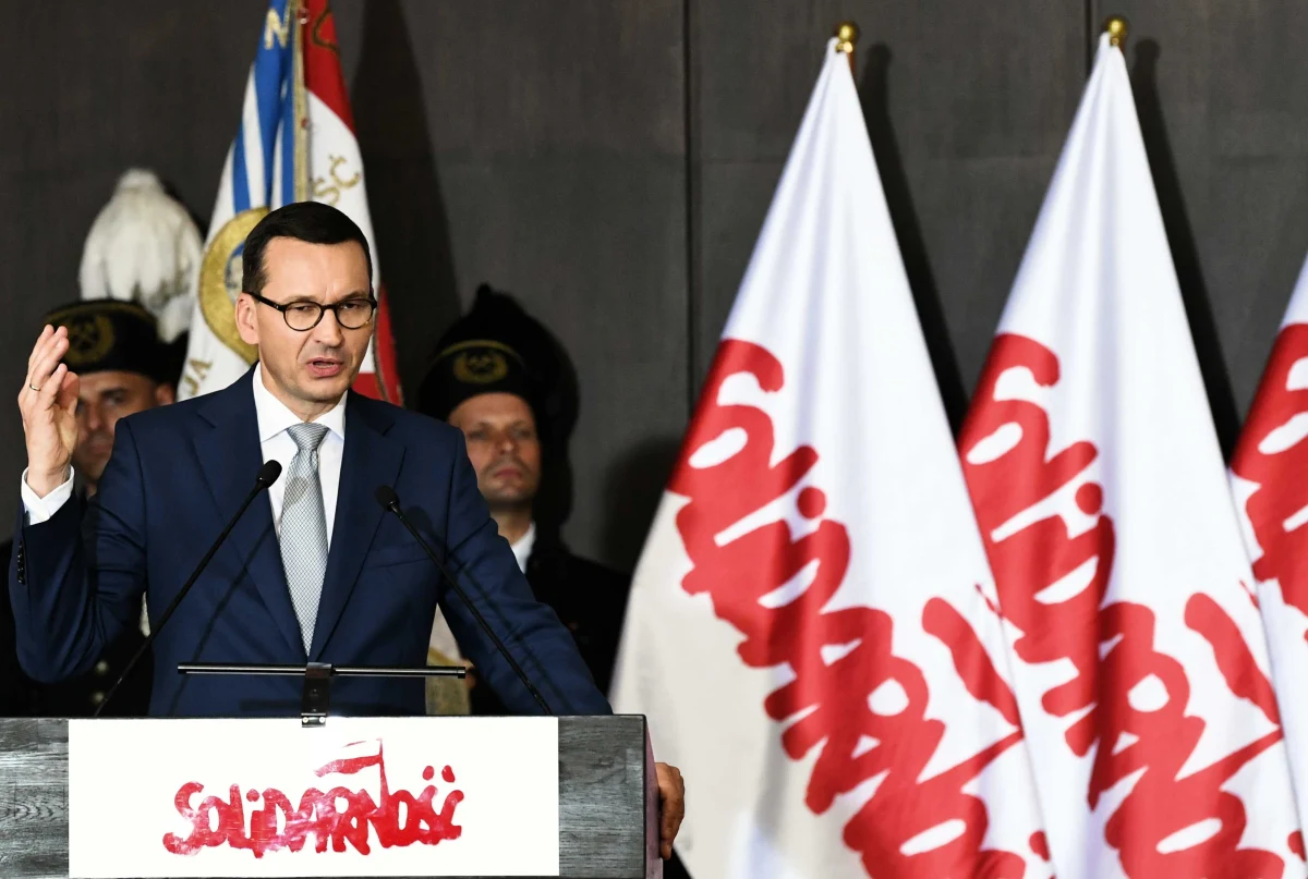 Ruch "Solidarności", jak mało które wydarzenia z przeszłości, ma dziś cały czas wielką moc zmiany rzeczywistości na lepsze - powiedział premier Mateusz Morawiecki podczas obchodów 39. rocznicy Sierpnia'80. Jak dodał "to ruch jakiego w historii świata nie było". Wydarzenia sierpniowe są dla nas powodem do wielkiej dumy - napisał prezydent Andrzej Duda w liście do uczestników uroczystości. "Polski sierpień dał światu wzór pokojowego protestu i udowodnił, że ludzie dzięki wierności swoim ideałom mogą zmieniać świat" - podkreślił.