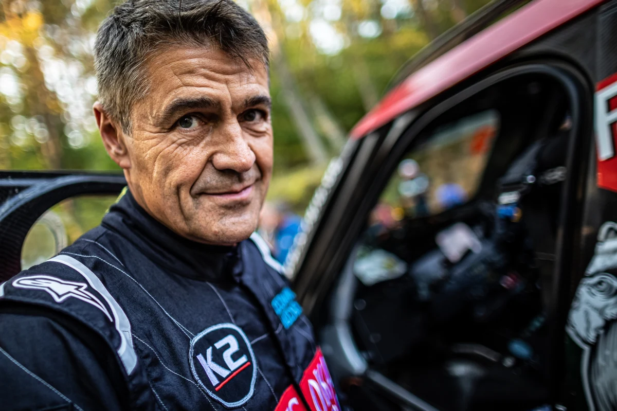 Krzysztof Hołowczyc z Łukaszem Kurzeją (MINI John Cooper Works Rally) rozpoczną niedzielny etap Orlen Baja Poland mając w zapasie blisko 6,5 minuty przewagi nad zajmującymi drugą lokatę Jakubem Przygońskim i Timo Gottschalkiem. Pewne prowadzenie w polskiej rundzie pucharu świata Hołek zawdzięcza wygraniu obu przejazdów 220-kilometrowego oesu na poligonie drawskim. Trzecia pozycja należy do Władimira Wasiliewa i Konstantina Żilcowa (Toyota Hilux Overdrive). Rosjanie tracą jednak aż 17,5 minuty do Hołowczyca i ponad 11 do Przygońskiego.