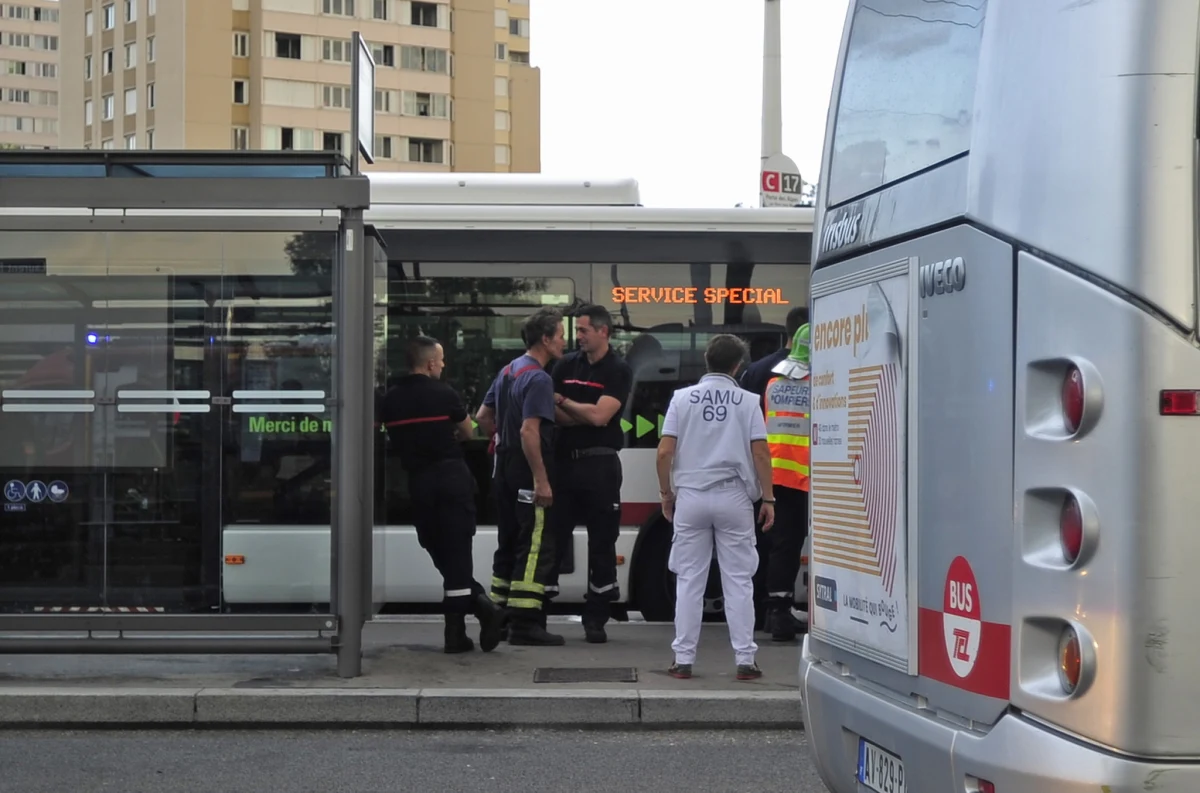Jedna osoba nie żyje, a dziewięć zostało rannych w ataku przy stacji metra w Vileeurbanne na obrzeżach Lyonu. Napastników było dwóch – jeden uzbrojony był w nóż, a drugi w rożen.