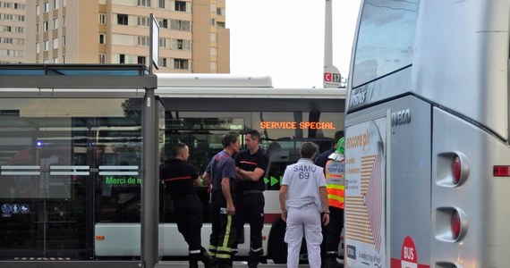 Jedna osoba nie żyje, a dziewięć zostało rannych w ataku przy stacji metra w Vileeurbanne na obrzeżach Lyonu. Napastników było dwóch – jeden uzbrojony był w nóż, a drugi w rożen.