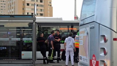 Atak przed stacją metra na obrzeżach Lyonu. Jedna osoba nie żyje, stan części rannych jest krytyczny