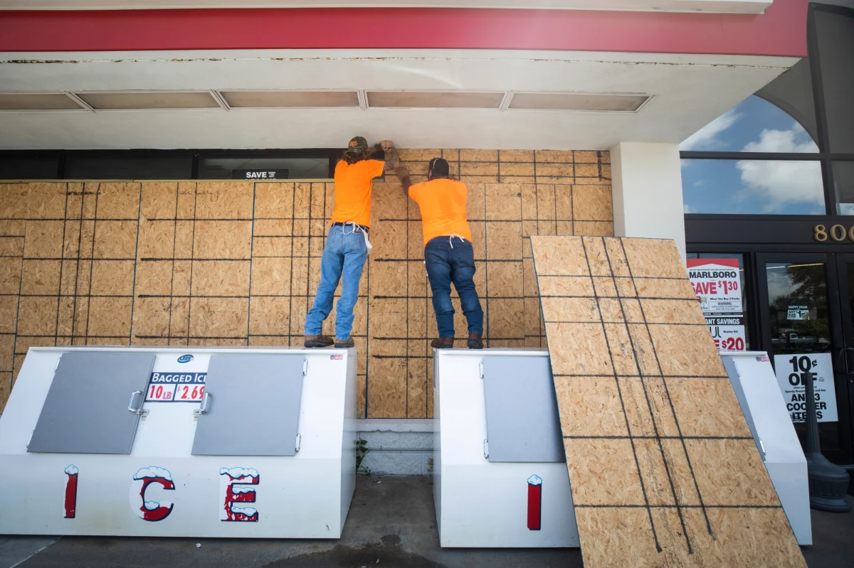 Według doniesień meteorologów, huragan Dorian przybrał na sile i porusza się z prędkością ok. 240 km na godz. Zmienił jednak kierunek, dzięki czemu główne jego uderzenie prawdopodobnie ominie Florydę. Gubernator tego stanu Ron DeSantis ostrzegł jednak, że niebezpieczeństwo nie minęło.