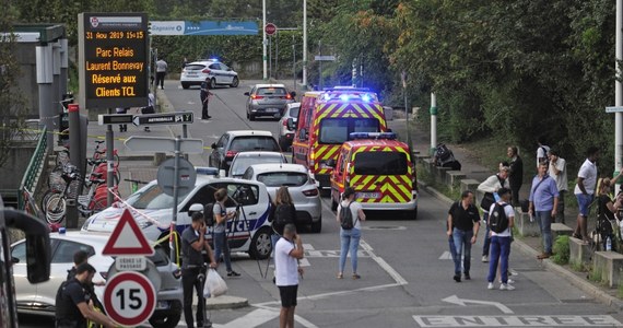 Afgańczyk, ubiegający się o azyl, zaatakował wczoraj po południu w Lyonie przechodniów nożem. Według świadka, mężczyzna odnosił się do religii i krzyczał, że ludzie "nie czytają Koranu".