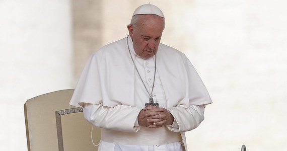 ​Papież Franciszek spóźnił się w niedzielę na południową modlitwę Anioł Pański, ponieważ - jak wyjaśnił wiernym - był przez 25 minut uwięziony w zablokowanej windzie.
