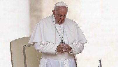 Papież Franciszek był uwięziony w zablokowanej windzie