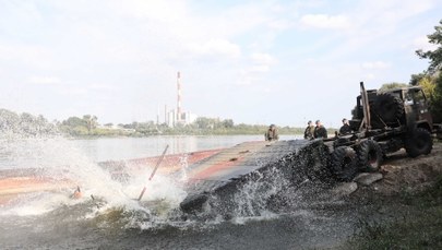 W sobotę ścieki przestaną wpływać do Wisły. W Warszawie trwa budowa mostu pontonowego