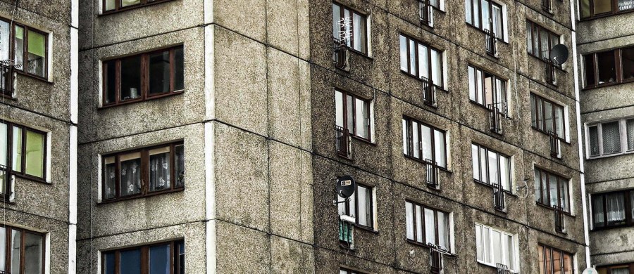 Policjanci z Mielca wyjaśniają okoliczności wypadku z udziałem 5-letniego chłopca. Wypadł on z okna mieszkania na trzecim piętrze. 