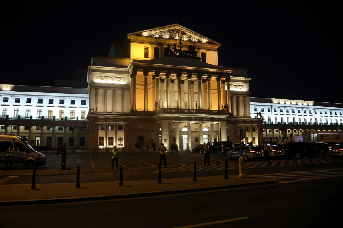 W Teatrze Wielkim w Warszawie po godz. 20 rozpoczął się koncert upamiętniający 80. rocznicę wybuchu II wojny św. Artyści wykonają "Polskie Requiem" Krzysztofa Pendereckiego. W koncercie uczestniczą prezydent Andrzej Duda z małżonką i zagraniczni goście, którzy przybyli na rocznicowe obchody.