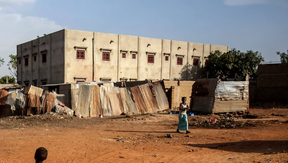 15 osób zginęło w nocy z soboty na niedzielę w wyniku zawalenia się bloku mieszkalnego - podało ministerstwo bezpieczeństwa i obrony cywilnej. Spod gruzów budynku, którego budowa nie była jeszcze ukończona, uratowano 26 osób - wskazano w komunikacie resortu. 