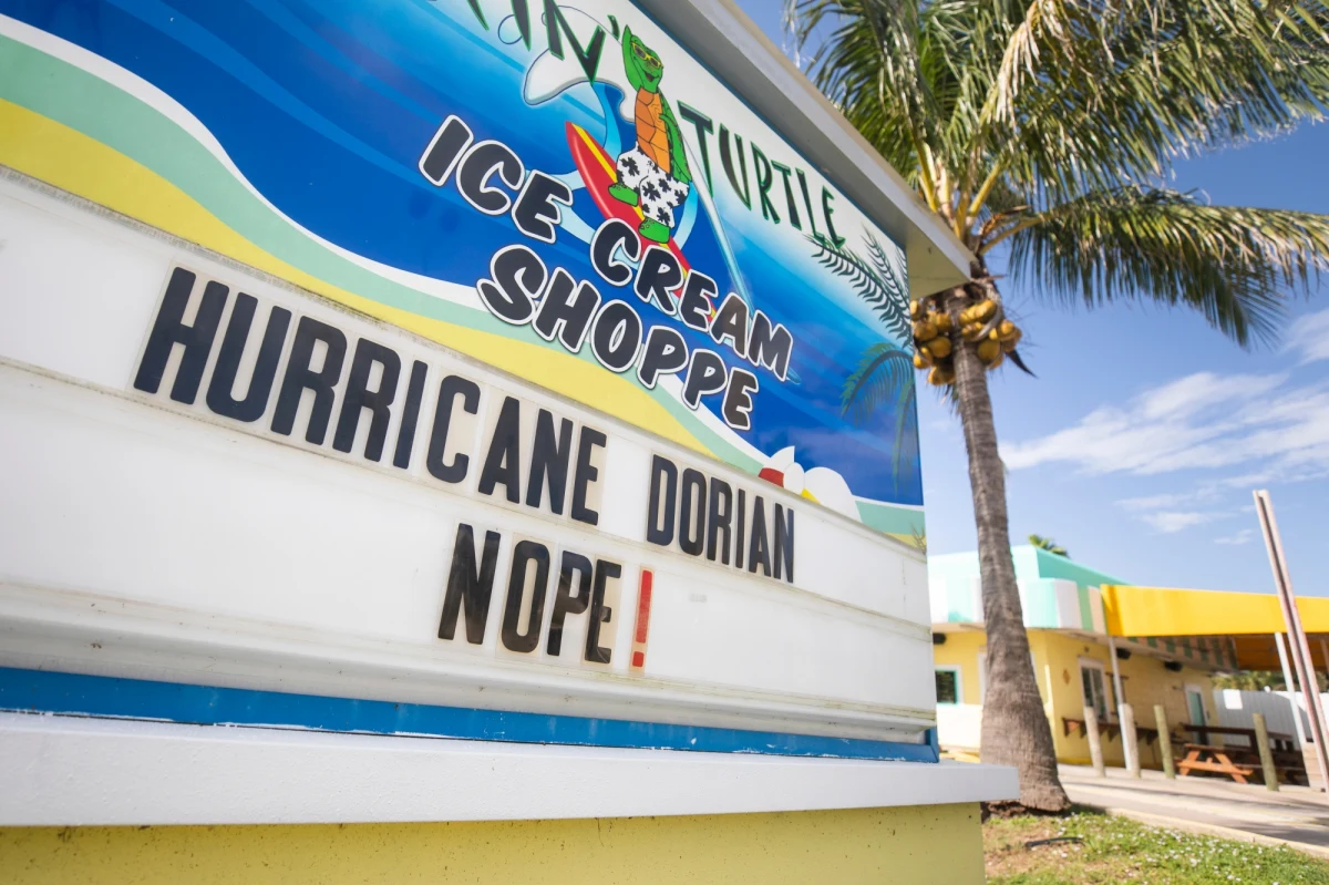 Huragan Dorian, jeden z potężniejszych w historii regionu, pustoszy od niedzieli wyspy Wielkie Abaco i Wielka Bahama. Wkrótce dotrze do Florydy. Władze stanów Georgia i Karolina Południowej zarządziły ewakuację wybrzeży. Rozpocznie się ona w poniedziałek w południe.