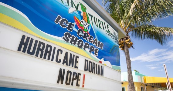 Huragan Dorian, jeden z potężniejszych w historii regionu, pustoszy od niedzieli wyspy Wielkie Abaco i Wielka Bahama. Wkrótce dotrze do Florydy. Władze stanów Georgia i Karolina Południowej zarządziły ewakuację wybrzeży. Rozpocznie się ona w poniedziałek w południe.