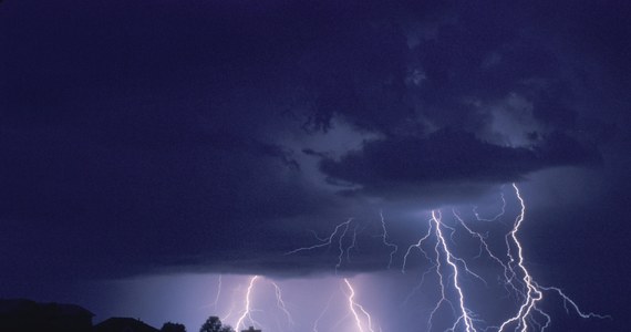 Instytut Meteorologii i Gospodarki Wodnej wydał w poniedziałek ostrzeżenia pierwszego i drugiego stopnia przed burzami z gradem dla ośmiu województw. W poniedziałek obowiązuje też alert przed upałem. 