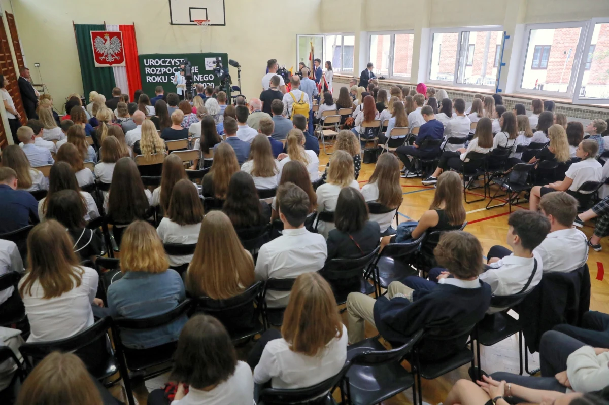 ​Ze względu na dwukrotnie większą liczbę uczniów niż w latach ubiegłych, uczniowie XXX Liceum Ogólnokształcącego im. J. Śniadeckiego w Warszawie wezmą udział w rozpoczęciu roku szkolnego w trzech turach. Problem stanowią również braki kadrowe. W całej Warszawie na nauczycieli czeka kilka tysięcy etatów. 