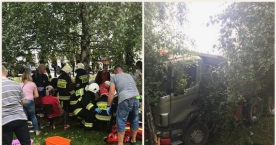 Poważny wypadek w miejscowości Świniarsko w powiecie nowosądeckim w Małopolsce. Bus - przewożący między innymi uczniów - zderzył się z ciężarówką. Jedna osoba zginęła, a poszkodowane zostały 33 osoby - wśród nich są młodzi ludzie w wieku 16-17 lat. Informację z Gorącej Linii RMF FM potwierdzają nam służby. 