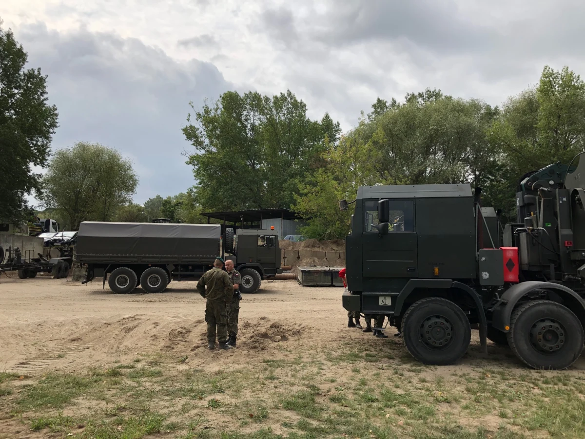 ​W Warszawie, za mostem Grota-Roweckiego, rozpoczęło się spławianie elementów mostu pontonowego, na którym zostaną ułożone rury przesyłające ścieki do oczyszczalni "Czajka" w Warszawie - poinformowało Dowództwo Generalne Rodzajów Sił Zbrojnych. Jak dodano, właściwe montowanie mostu rozpocznie się jutro. 