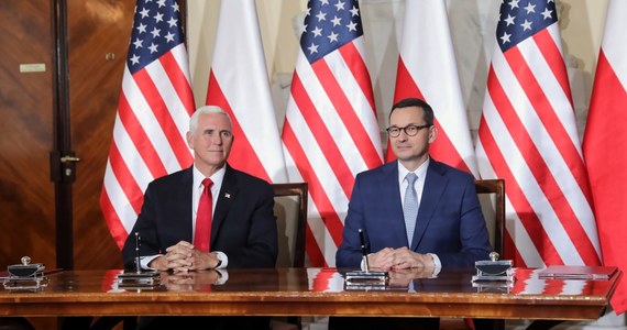 Wiceprezydent USA Mike Pence i premier Mateusz Morawiecki po krótkim spotkaniu w Kancelarii Prezesa Rady Ministrów podpisali deklarację w sprawie bezpieczeństwa sieci 5G.