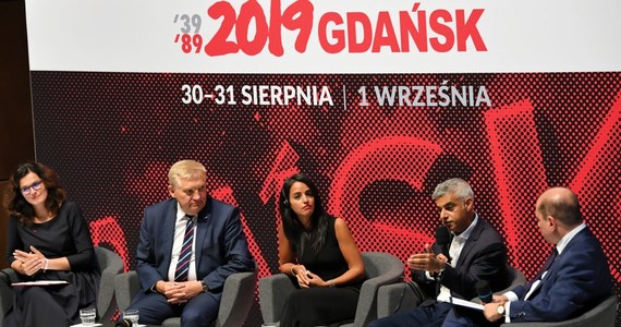 Prezydent Gdańska Aleksandra Dulkiewicz przeprosiła na Twitterze za nazwanie burmistrza Londynu Sadiqa Khana i sekretarz stanu landu Berlin Sawsan Chebli "egzotycznymi gośćmi". Uczestniczyli oni w niedzielnej debacie w Europejskim Centrum Solidarności w Gdańsku.