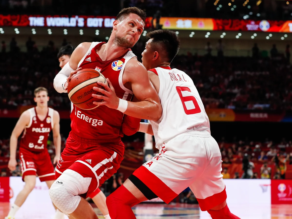 Reprezentacja Polski po dogrywce wygrała z Chinami 79:76  w meczu mistrzostw świata w koszykówce. To zwycięstwo daje naszej reprezentacji awans do drugiej rundy. Wcześniej pokonali Wenezuelę 80:69. W środę naszą reprezentację czeka mecz z Wybrzeżem Kości Słoniowej. 