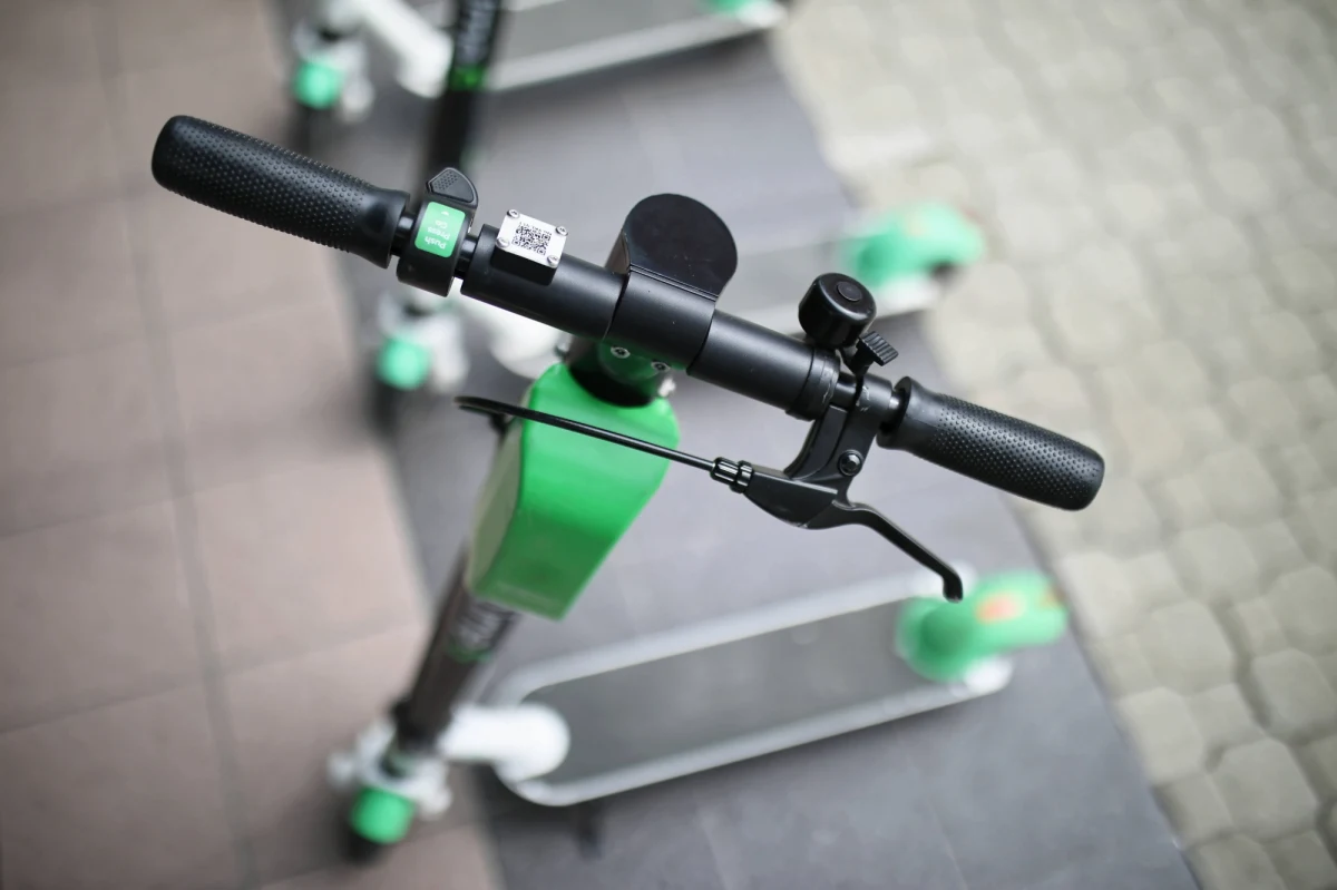 Do Uniwersyteckiego Szpitala Klinicznego we Wrocławiu przy ul. Borowskiej codziennie trafia osoba, która doznała urazu po jeździe na hulajnodze. Najwięcej rannych jest po weekendzie. 