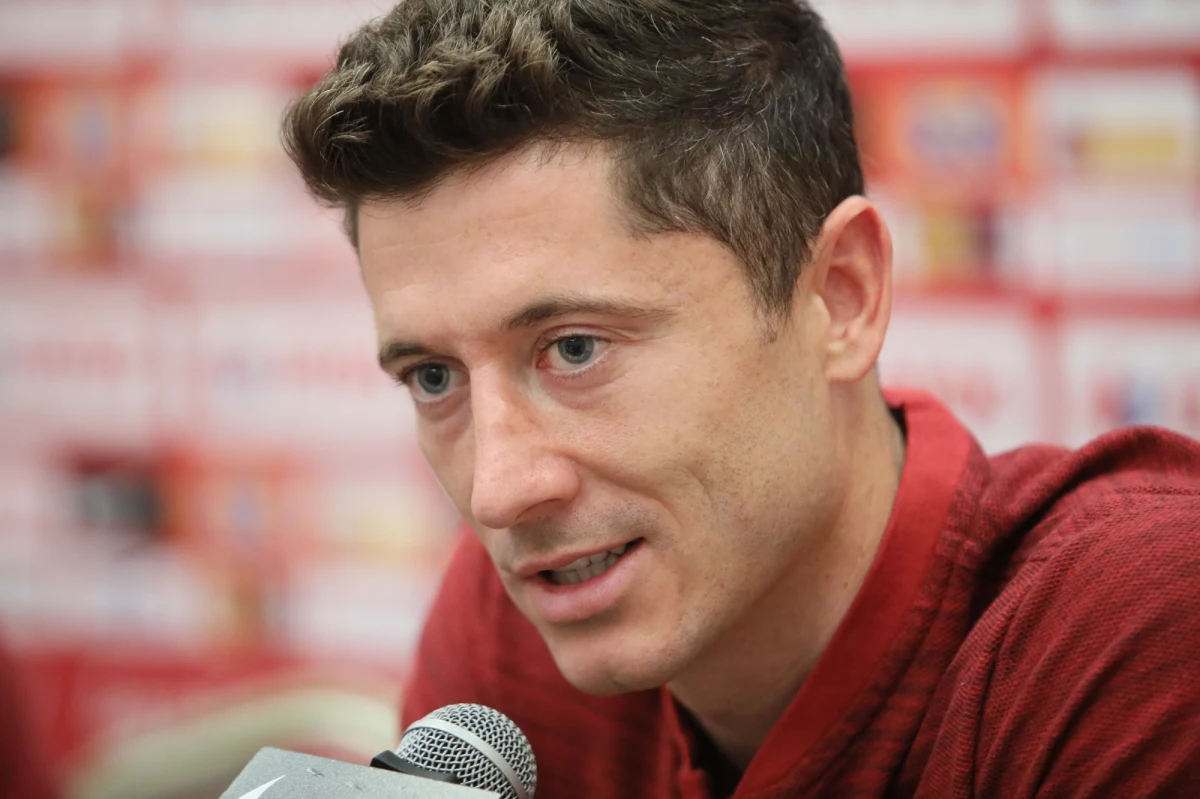 Z dwóch najbliższych meczów polskich piłkarzy w eliminacjach Euro 2020 - ze Słowenią w Lublanie i z Austrią w Warszawie - trudniejszy może być ten pierwszy - tak uważa kapitan naszej kadry Robert Lewandowski. "Na wyjeździe zawsze jest trudniej" - zaznaczył.