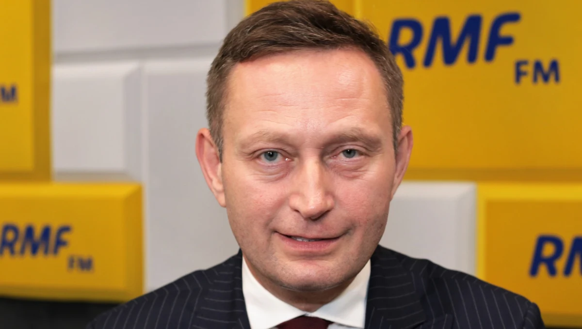 „Rzeczywiście w tym roku to zakorkowanie jest wyjątkowe, co wynika z nadzwyczajnych środków bezpieczeństwa przyjętych przez rząd. Warszawa się świetnie przygotowała, natomiast środki ostrożności podjęte przez rząd są tak duże, że mamy pozamykane ulice, sam doświadczyłem tego jadąc tutaj i w ciągu dnia. Kwestia organizacji wizyty i obchodów 80-lecia jest po stronie rządu i chyba niedobrze się stało, że została rozciągnięta na poniedziałek, wtedy, kiedy mamy pierwszy dzień szkoły i pierwszy dzień pracy” - powiedział w Popołudniowej rozmowie w RMF FM Paweł Rabiej, wiceprezydent Warszawy.