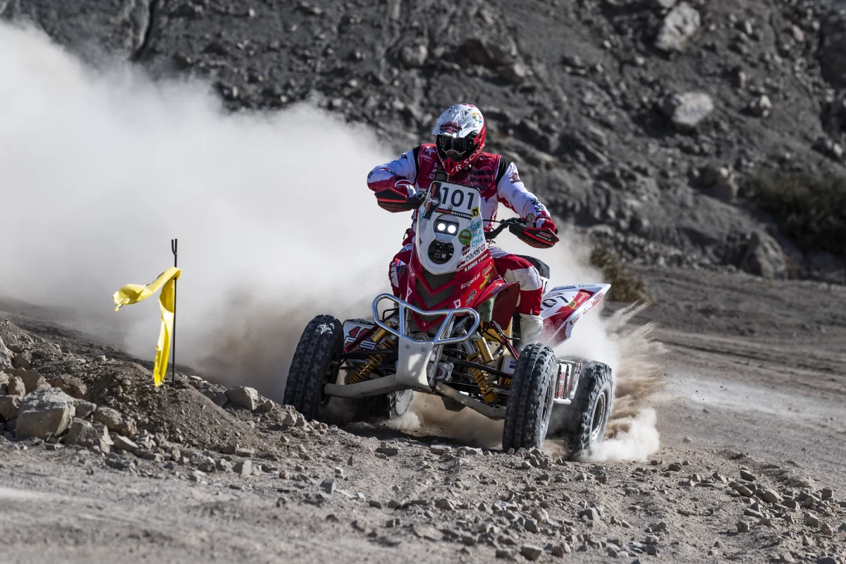 W poniedziałkowe popołudnie odbyła się "rajdowa rozgrzewka" przed ściganiem w Atacama Rally. Prolog, liczący niespełna cztery kilometry wygrał w klasie quadów, lokalny zawodnik – Italo Pedemonte. Rafał Sonik pokonał trasę zaledwie sekundę wolniej, mocno zaznaczając swoje aspiracje przed pustynnymi zmaganiami.