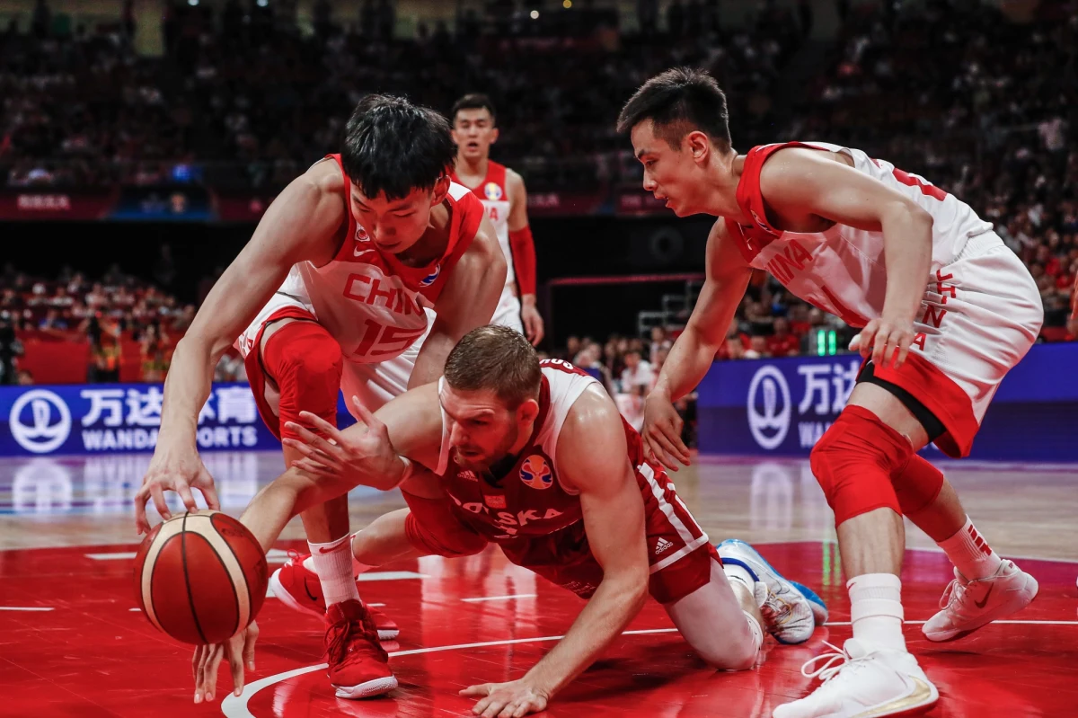 W zwycięskim meczu Polski z Chinami w mistrzostwach świata koszykarzy arbitrzy popełnili zbyt wiele błędów - uważa były sędzia międzynarodowy i były komisarz FIBA Krzysztof Koralewski. "Nie widziałem tylu błędów i to jeszcze na turnieju tej rangi" - powiedział.