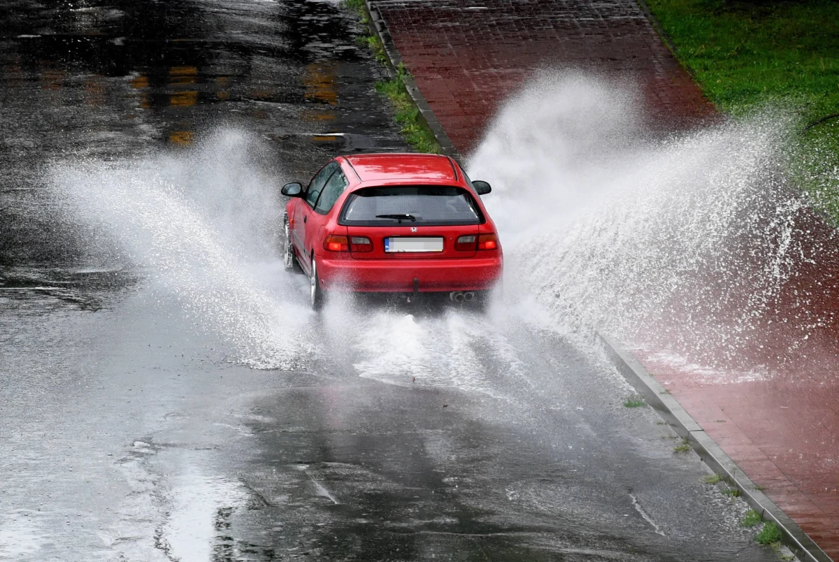 W Śląskiem niemal bez przerwy od poniedziałku pada deszcz. Strażacy wyjeżdżają m.in. do usuwania wody z podtopionych piwnic i ulic. W nocy padało też na Podkarpaciu. 
