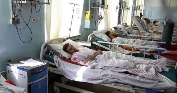 Co najmniej 16 cywilów zginęło, a około 119 osób odniosło obrażenia w ataku bombowym na wschodzie Kabulu, do którego przyznali się talibowie - poinformował rzecznik MSW Afganistanu. Poprzedni bilans ofiar mówił o pięciu zabitych i około 50 rannych.