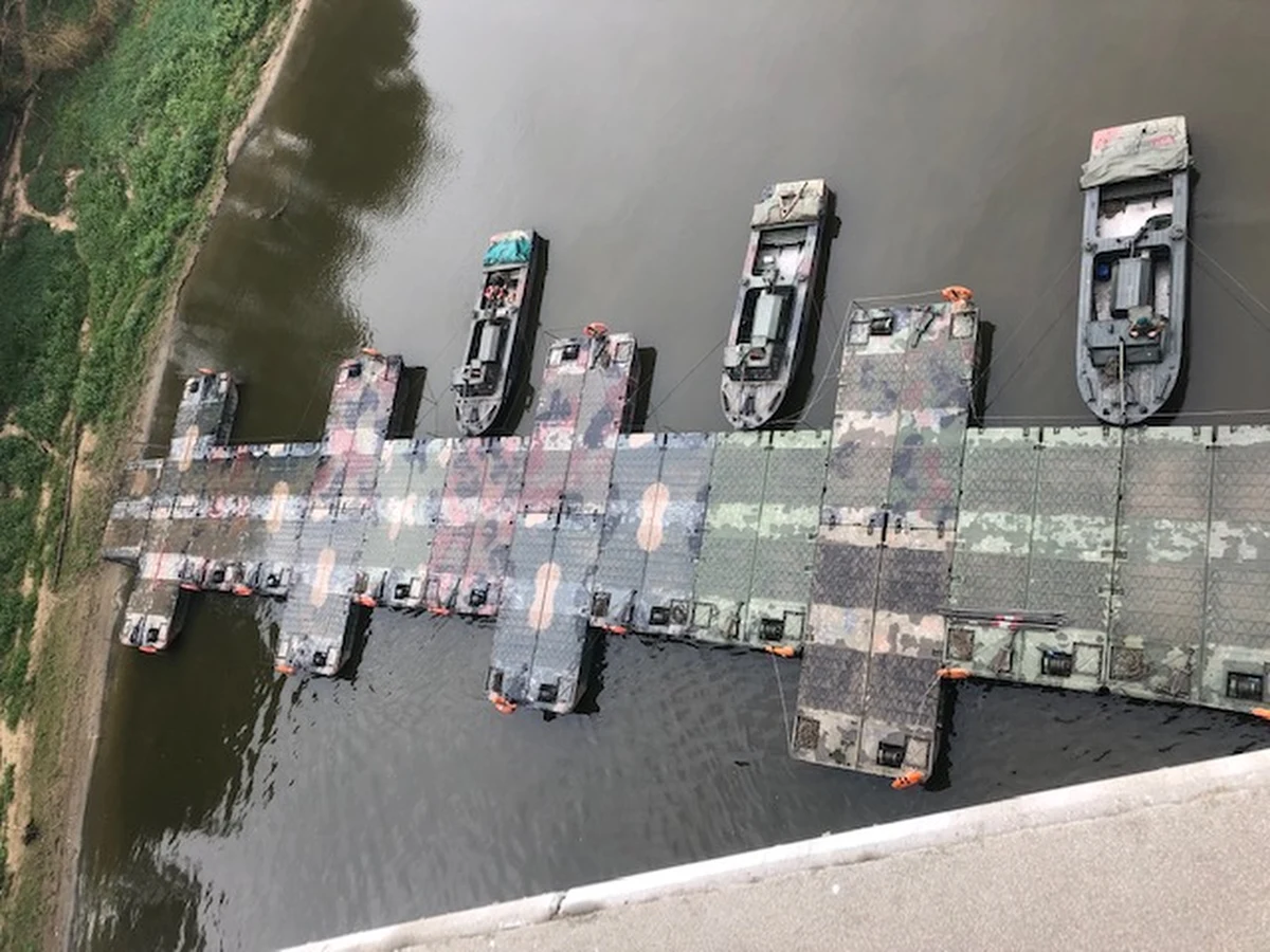 Zgodnie z zapewnieniami szefa MON Mariusza Błaszczaka, most pontonowy na Wiśle ma być dziś gotowy. Na przeprawie zostanie ułożony rurociąg, którym popłyną ścieki z lewobrzeżnej Warszawy do oczyszczalni "Czajka", która jest na prawym brzegu Wisły.