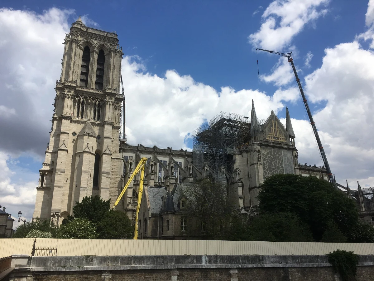 Pięć szkół znajdujących się wokół paryskiej katedry Notre-Dame pozostaje zamkniętych - mimo rozpoczęcia nowego roku szkolnego. Nie udało się bowiem usunąć z nich pyłu zawierającego ołów, który może stanowić zagrożenie dla zdrowia uczniów.
