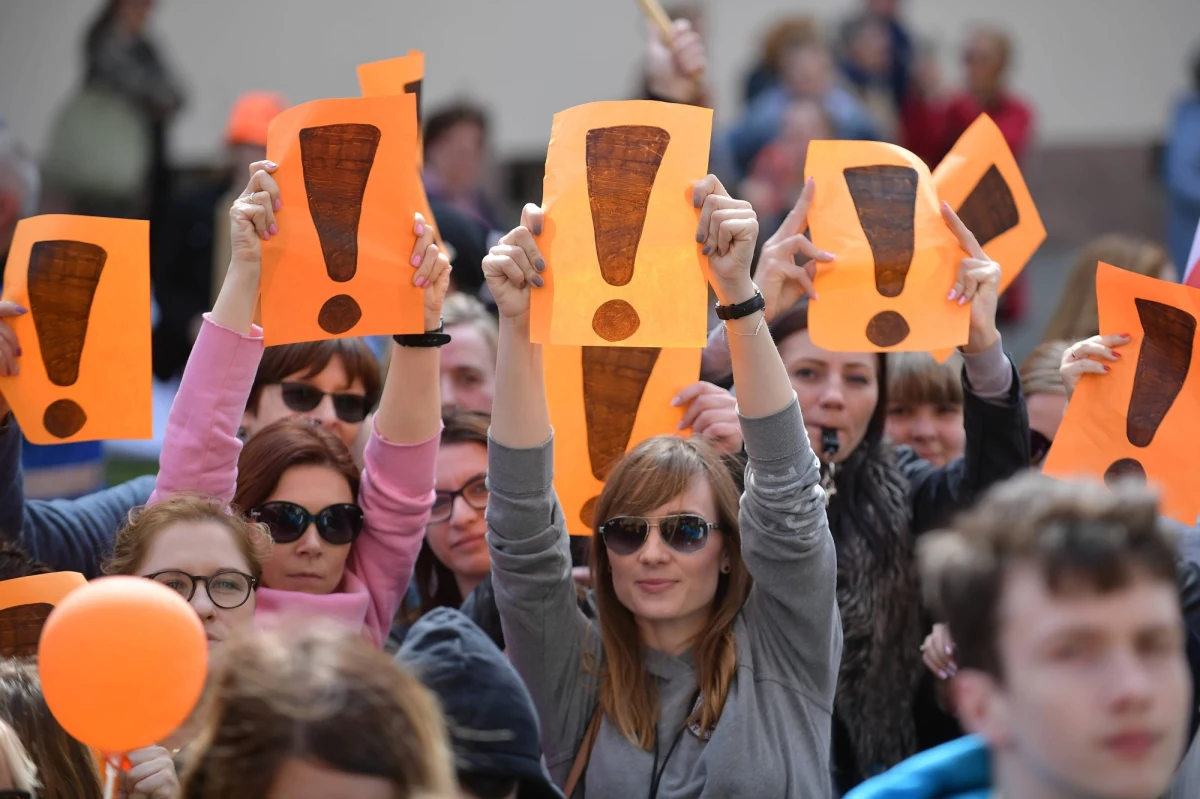 ​Jak zapowiedział przewodniczący ZNP Sławomir Broniarz, kontynuacja strajku nauczycieli uzależniona będzie od wyników przeprowadzonego referendum, w którym nauczyciele i pracownicy niepedagogiczni mają wypowiedzieć się za ewentualnym protestem i jego formą. Związek Nauczycielstwa Polskiego chce, aby sondaż potrwał 2-3 tygodnie. Na razie jednak szkoły nie otrzymały kart do głosowania w sondażu.