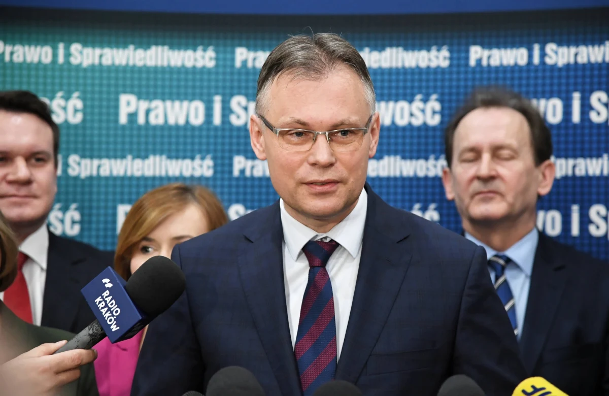 "Niemcy nigdy Polsce za straty wojenne nie zadośćuczyniły. Nie wystarczy przeprosić i uderzyć się w pierś. Za te straty trzeba jeszcze Polsce zapłacić. O to będziemy się konsekwentnie upominać" - powiedział we wtorek Arkadiusz Mularczyk.