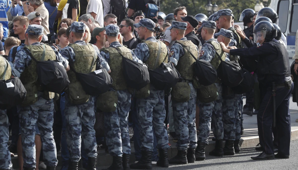 Sąd w Moskwie skazał we wtorek na pięć lat kolonii karnej blogera Władisława Sinicę, który zamieścił na Twitterze wpis sugerujący, że dzieci policjantów mogłyby paść ofiarą przemocy, a nawet zginąć. Sąd uznał komentarz za wezwanie do ekstremizmu i przemocy.
