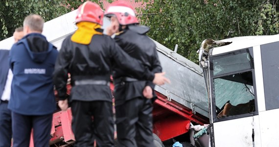 Prokuratura Rejonowa w Nowym Sączu wszczęła śledztwo w sprawie wypadku w Świniarsku. W poniedziałek zderzyła się tam ciężarówka z autobusem, w którym jechały m.in. dzieci. Jedna osoba zginęła, a 19 trafiło do szpitali, w tym osiem w stanie ciężkim.