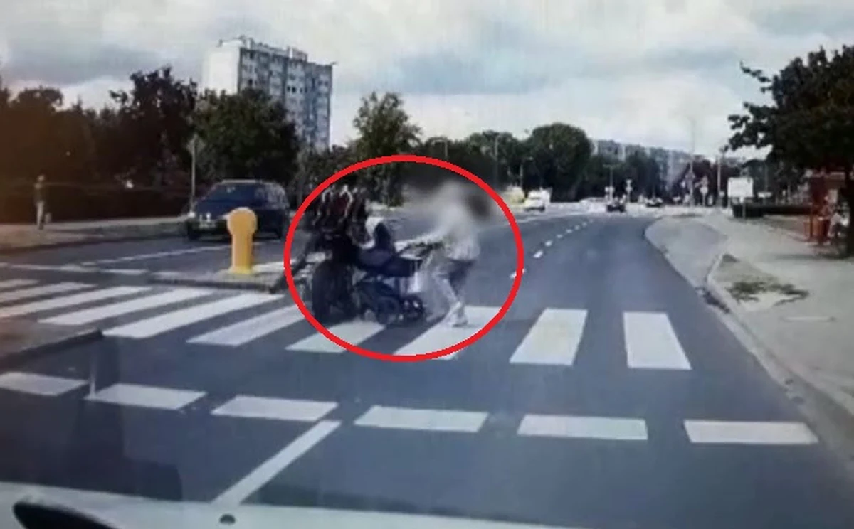 Do niebezpiecznego zdarzenia doszło w Lubinie. Motocyklista uderzył w wózek z dzieckiem, który przez pasy dla pieszych prowadziła 78-letnia kobieta. Sprawca zbiegł.