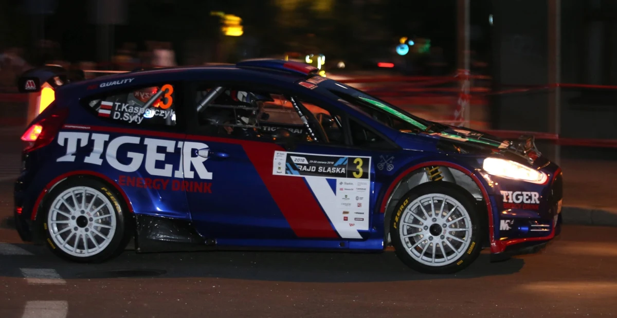 Do rozegrania pozostały jeszcze dwie rundy Rajdowych Samochodowych Mistrzostw Polski. Pierwsza z nich – Rajd Śląska już w najbliższy weekend. Do walki o cenne punkty i końcowy triumf w klasyfikacji generalnej, ale również w poszczególnych klasach, zgłosiło się 56 rajdowych załóg. Arytmetyka nie pozostawia jednak wątpliwości. O mistrzowski tytuł walczą już tylko dwaj kierowcy: Miko Marczyk za kierownicą Skody Fabii R5 i Tomasz Kasperczyk w Fordzie Fiesta R5. Ten pierwszy może nawet założyć mistrzowską koronę już na Śląsku.